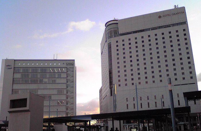 駅前の夕暮れ