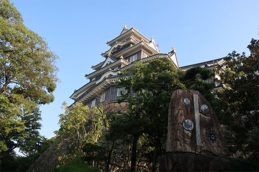 旭川沿いの道から見た岡山城
