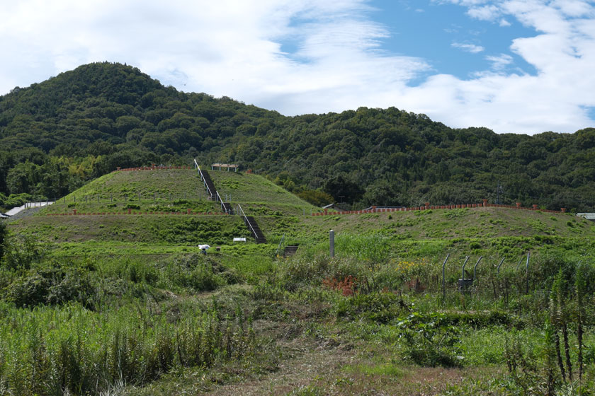 千足古墳全景