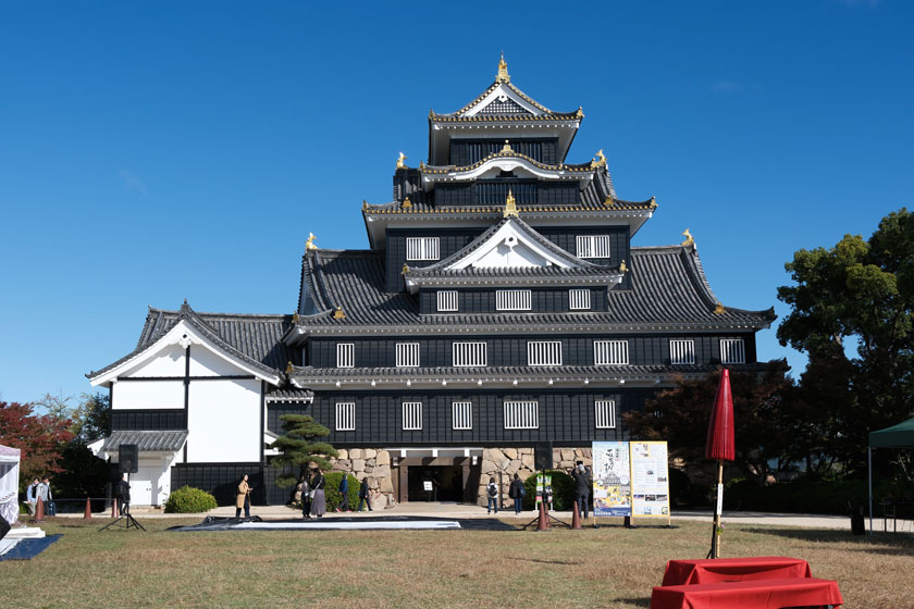岡山城と菊花展